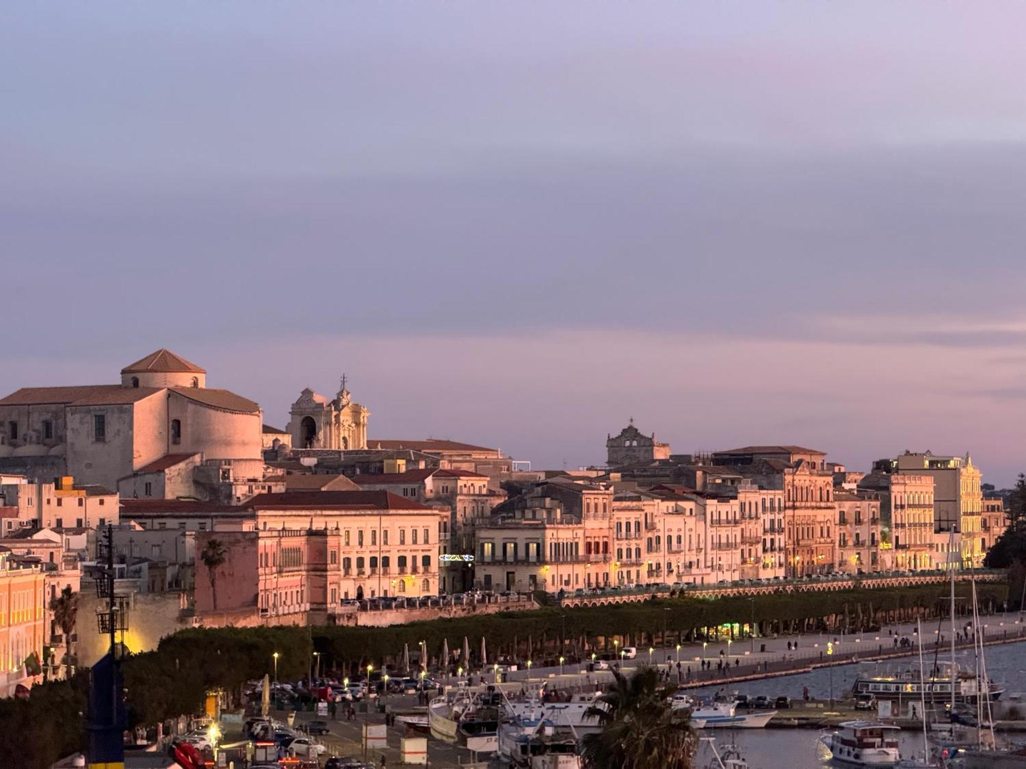 לינה וארוחת בוקר סירקוזה La Terrazza Sul Porto מראה חיצוני תמונה