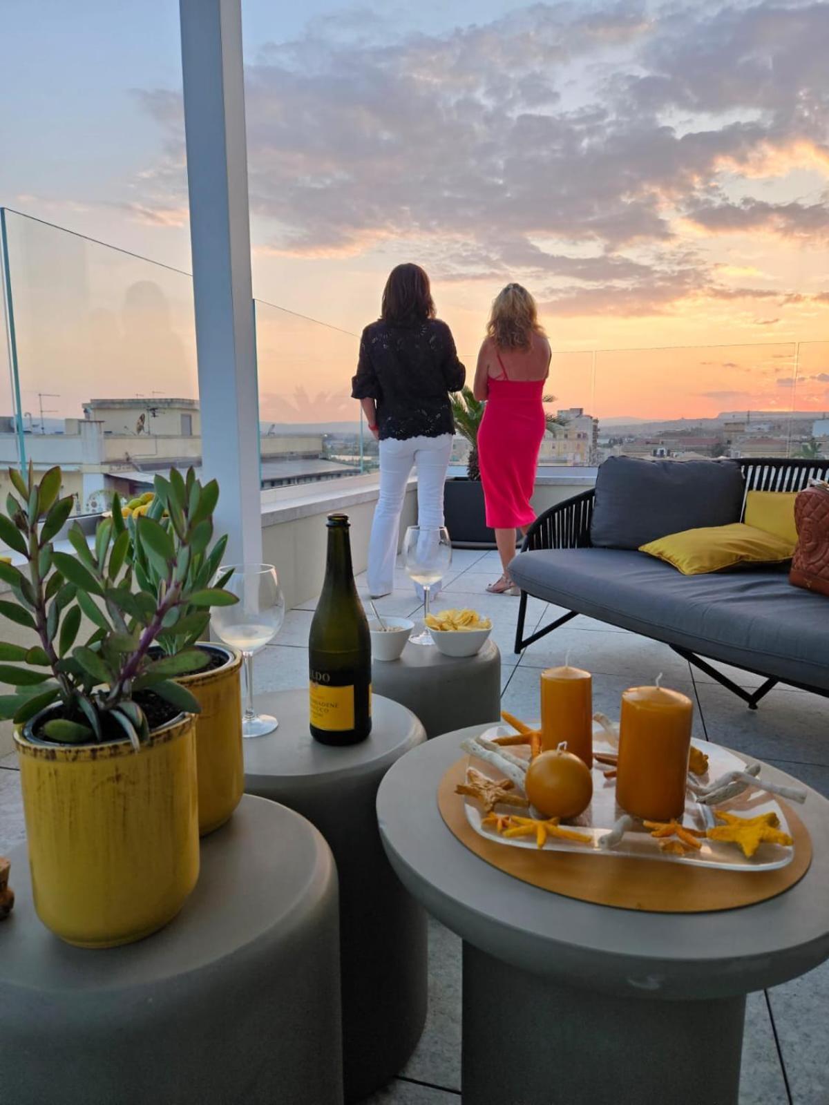 לינה וארוחת בוקר סירקוזה La Terrazza Sul Porto מראה חיצוני תמונה